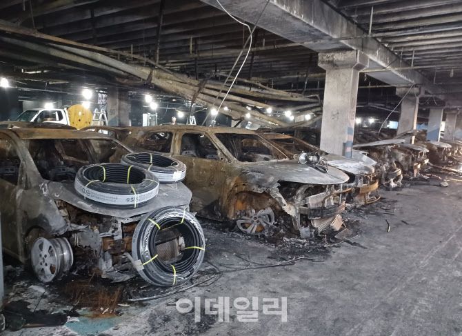 5일 오전 인천 서구 청라동 한 아파트 지하 1층 주차장에 불에 탄 자동차들이 있다. (사진 = 이종일 기자)