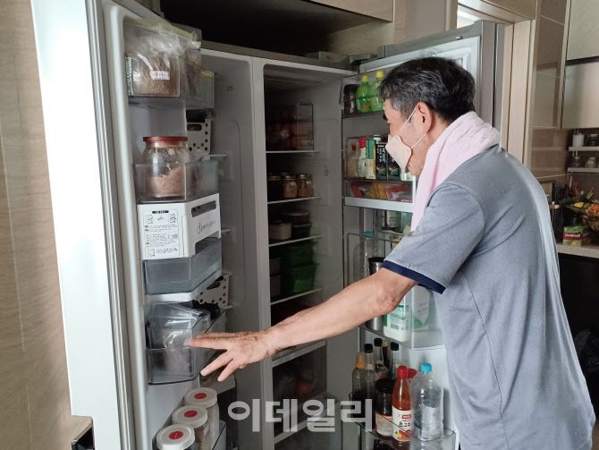 5일 오전 인천 서구 청라동 한 아파트 333동 19층 집에서 강모씨가 전기공급이 중단된 냉장고를 열어 음식물을 살펴보고 있다. (사진 = 이종일 기자)