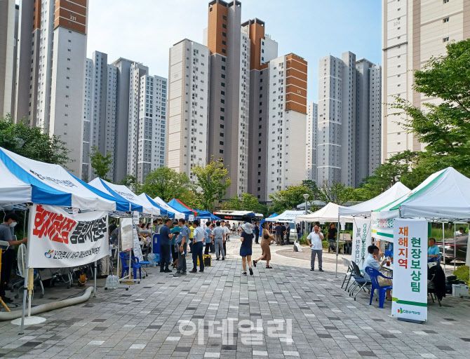 5일 오전 인천 서구 청라동 한 아파트 단지에 설치된 천막에서 화재로 피해를 입은 주민들이 상담을 받고 있다. (사진 = 이종일 기자)