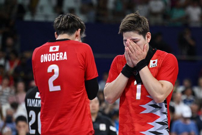 일본 남자배구 대표팀 선수들이 이탈리아에게 충격적인 역전패를 당한 뒤 실망감을 감추지 못하고 있다. 사진=AFPBBNews