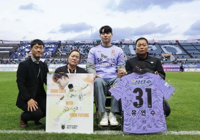 2023년 11월 11일 제주 유나이티드 경기 하프타임 중 부모님과 함께 은퇴식을 가졌던 유연수 전 선수. (사진=유연수 인스타그램)
