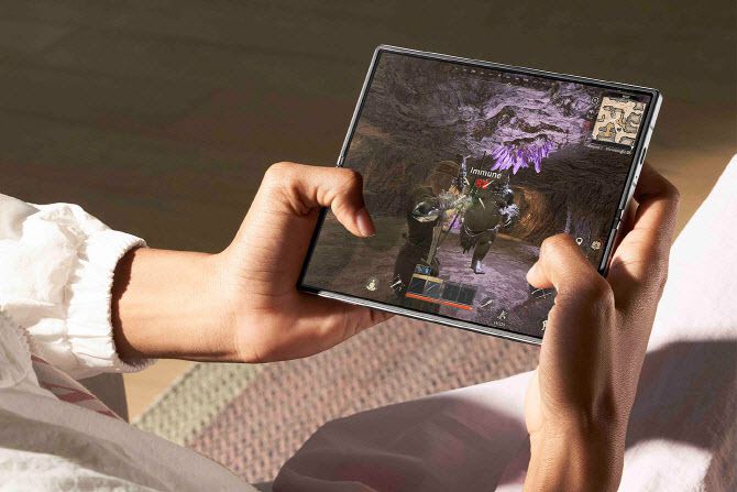 갤럭시 Z폴드6‘로 ’다크앤다커 모바일‘을 플레이하는 모습.(사진=삼성전자)