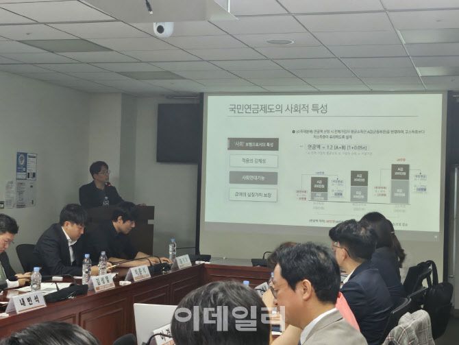 유희원 국민연금연구원장 직무대리가 개혁신당이 12일 국회의원회관 제2간담회의실에서 개최한 ‘국민연금 파헤치기: 국민연금이 처한 현실과 나아갈 미래’ 토론회에서 발표하는 모습. (사진=최영지 기자)