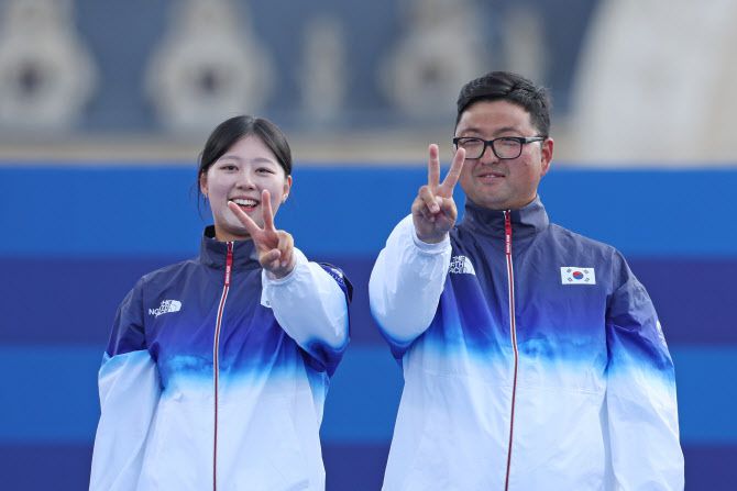 2일(현지시간) 프랑스 파리 레쟁발리드에서 열린 2024 파리올림픽 양궁 혼성 단체 시상식에서 김우진과 임시현이 금메달 수상 전 기념촬영하고 있다. 사진=연합뉴스