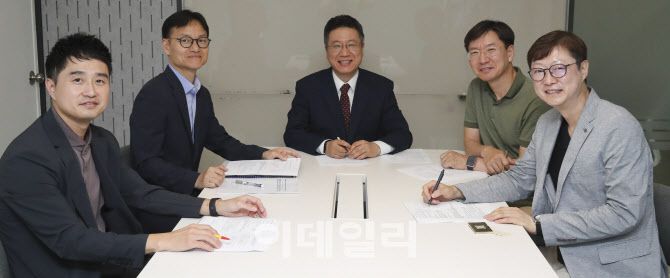 12일 서울 중구 KG타워 20층 이데일리 회의실에서 열린 음주운전 교통사고 근절 해법 모색을 위한 전문가 좌담회에 참석한 전문가들이 기념촬영하고 있다. 왼쪽부터 유상용 삼성화재 교통안전문화연구소 책임연구원, 이종학 경찰청 교통안전계장, 정경일 법무법인 엘앤엘 대표변호사, 김원중 한국교통법학회장(청주대 교수), 윤해성 한국형사·법무정책연구원 선임연구위원. (사진= 이영훈 기자)