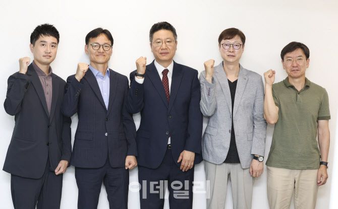 12일 서울 중구 KG타워 20층 이데일리 회의실에서 가진 음주운전 교통사고 근절 해법 모색을 위한 전문가 좌담회에 참석한 전문가들이 기념촬영하고 있다. 왼쪽부터 유상용 삼성화재 교통안전문화연구소 책임연구원, 이종학 경찰청 교통안전계장, 정경일 법무법인 엘앤엘 대표변호사, 윤해성 한국형사·법무정책연구원 선임연구위원, 김원중 한국교통법학회장(청주대 교수). (사진= 이영훈 기자)