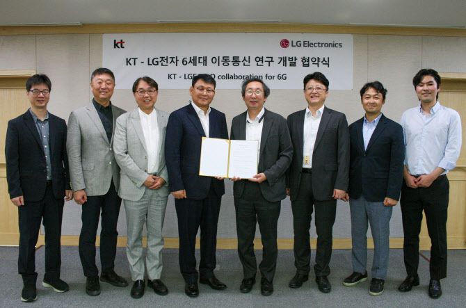 LG전자 C&M표준연구소장 제영호 상무(왼쪽 4번째)와 KT 네트워크연구소장 이종식 상무(왼쪽 5번째)를 비롯한 KT, LG전자 임직원이 6G 연구개발 협약식을 마친 뒤 기념 촬영을 하고 있다. 사진=KT