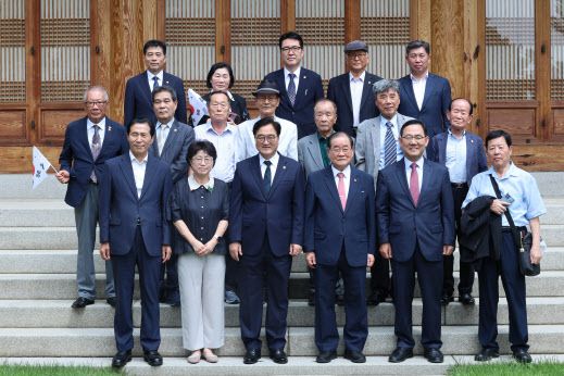 우원식 국회의장이 15일 오후 서울 여의도 국회 사랑재에서 열린 독립운동가 후손 초청 오찬에 앞서 기념촬영을 하고 있다. (사진=뉴시스)