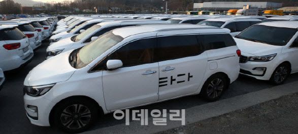 여객운송 서비스의 혁신이라는 평가를 받았던 타다 베이직. 하지만 법의 허점을 이용한 렌터카 ‘유사 택시’라는 비판 속에 ‘타다 금지법’으로 서비스가 종료된 후, 현재는 대형택시 재탄생해 운행 중이다.(사진=방인권 기자)