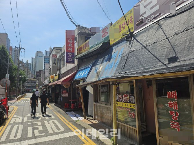 지난 14일 서울 마포구의 한 상점가가 점심시간임에도 한산한 분위기다. 한 가게는 에어컨을 켜놨음에도 문을 열고 장사하고 있다. (사진=김형환 기자)