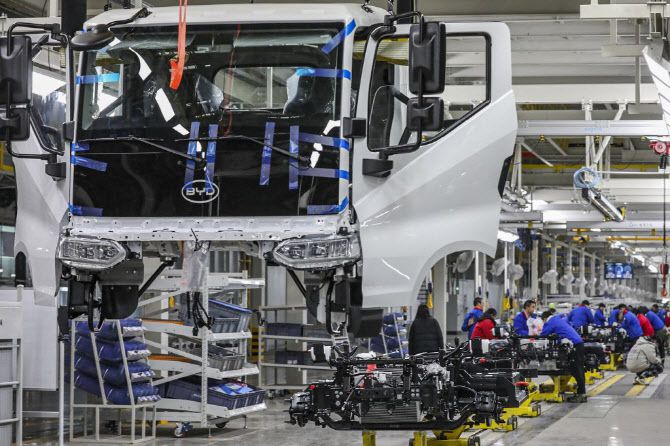 중국 장쑤성 화이안의 전기차 제조업체 BYD 공장에서 직원들이 자동차 조립 공정 작업을 하고 있다. (사진=AFP)