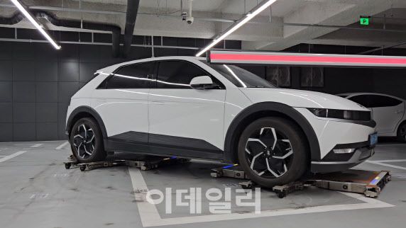 19일 서울 성동구 로봇 친화형 오피스 빌딩 ‘팩토리얼 성수’ 지하주차장 ‘로봇 주차·충전 구역’에서 현대위아가 개발한 무인운반차(AGV) 기반 주차로봇 한 쌍이 주차된 입주사 공유 차량을 탑승 위치로 꺼내 놓고 있다.(사진=김범준 기자)