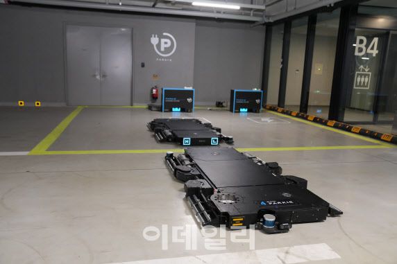 HL만도가 개발한 자율주행 이동로봇(AMR) 기반 주차로봇 ‘파키’ 모습.(사진=HL만도)