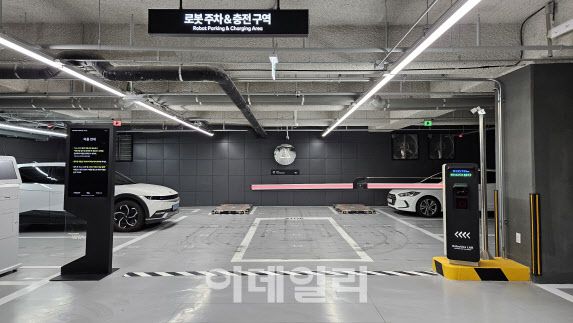 19일 서울 성동구 로봇 친화형 오피스 빌딩 ‘팩토리얼 성수’ 지하주차장 ‘로봇 주차·충전 구역’에 현대위아가 개발한 무인운반차(AGV) 기반 주차로봇 한 쌍이 놓여져 있다. 주차로봇은 차량 발레파킹을 반복하며 배터리 잔량이 낮아지면 구역 내 마련된 전원 장치로 스스로 이동해 충전한다.(사진=김범준 기자)