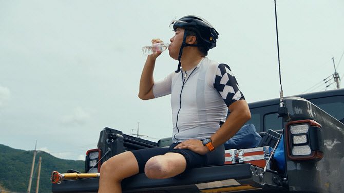 자전거 인플루언서 ‘CJ PARK’(박찬종)과 함께한 갤럭시 워치 울트라 캠페인 이미지. (사진=제일기획)