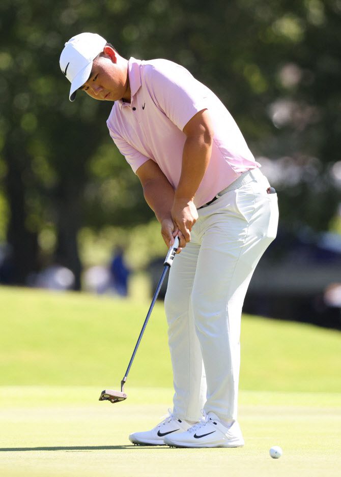 김주형이 그린에서 퍼트하고 있다. (사진=AFPBBNews)