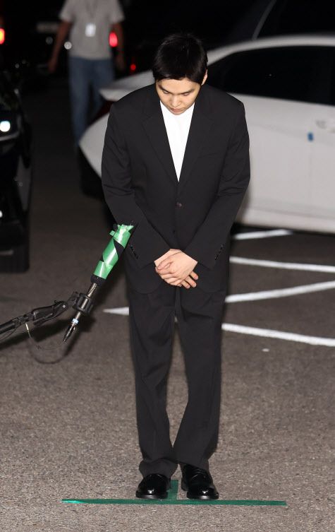 만취 상태로 전동스쿠터를 몬 혐의를 받는 그룹 방탄소년단(BTS)의 슈가(민윤기)가 경찰 조사를 위해 23일 오후 서울 용산경찰서로 출석하며 고개 숙여 인사하고 있다. (사진=연합뉴스)