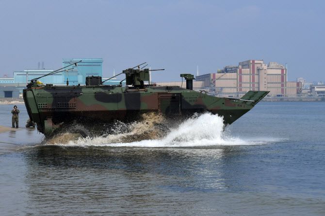 미 해병대원들이 25일 경북 포항시 남구 도구해안에서 ACV(신형상륙전투차량) 탑재 훈련을 위해 바다로 돌격하고 있다. (사진=뉴스1)