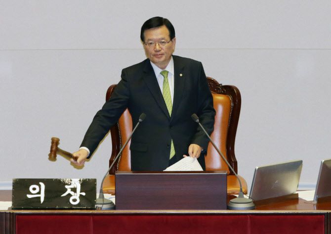 정의화 전 국회의장이 지난 2016년 3월 2일 회의에서 제정안 통과를 알리고 있다.(사진 = 연합뉴스)