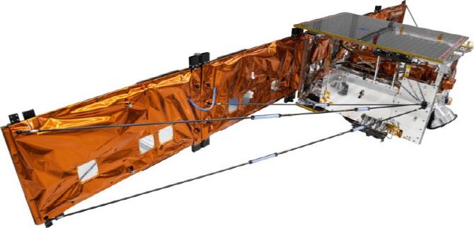 차세대소형위성2호 비행모델(안테나 펼친 형상)