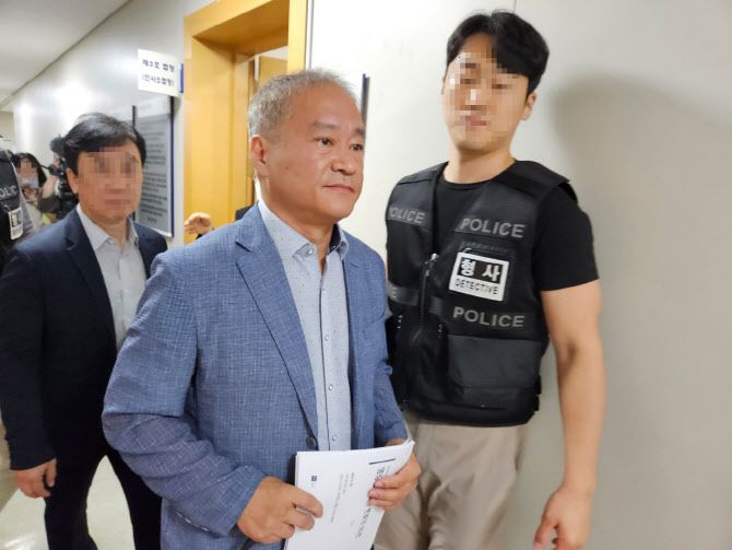 지난 28일 오후 대구지법 안동지원에서 배상윤 영풍 석포제련소장이 구속 전 피의자 심문(영장실질심사)를 마치고 대기하기 위해 제2조정실로 이동하고 있다. (사진=연합뉴스)