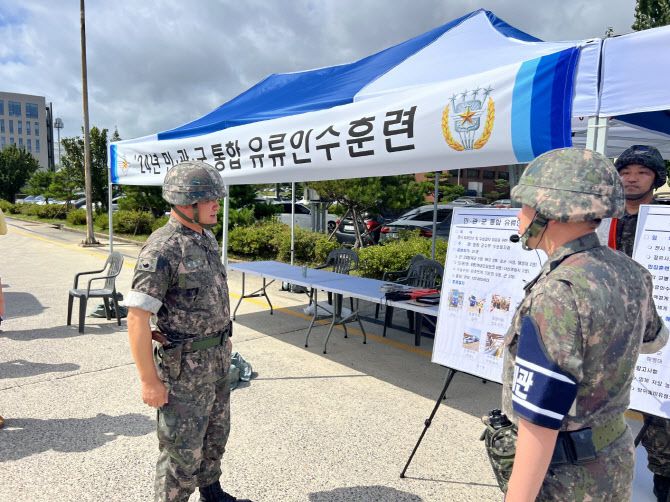 전용규 합참 군수부장이 2024 UFS 연습을 계기로 지난 21일부터 22일까지 충남 서산시 HD현대오일뱅크 대산 정유공장에서 실시한 ‘민관군 통합 유류인수 훈련’에서 통합 유류인수 훈련 현장을 점검하고 있다. (사진=연합뉴스)