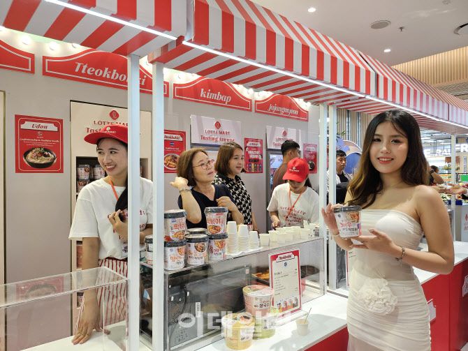 베트남 인플루언서 칸 린 씨가 29일(현지시간) 베트남 하노이 롯데마트 내 소상공인 제품 판촉전에서 떡볶이를 시식하고 있다. (사진=김경은 기자)