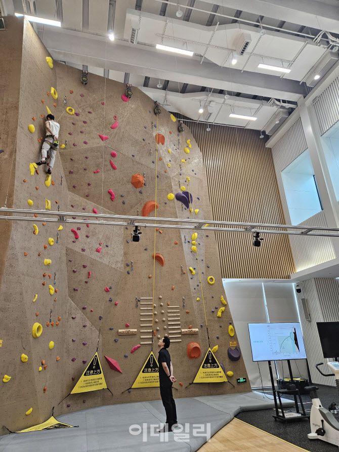 화웨이 스포츠 건강과학 연구소에서 피실험자가 암벽 등반을 하고 있다. (사진=이데일리 이명철 특파원)