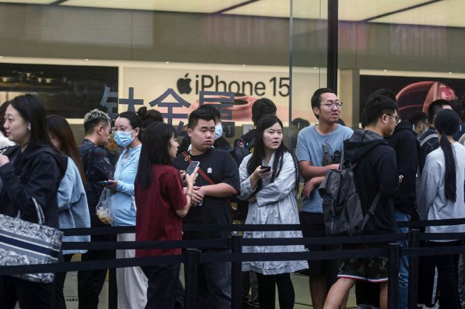 지난해 9월 22일 중국 저장성 항저우의 애플스토어에서 신제품인 아이폰15를 구하기 위해 고객들이 줄을 서 있다. (사진=AFP)