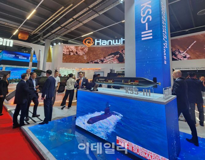 폴란드 국제방산전시회(MSPO)가 3일(현지시각) 개막한 가운데, 한화 방산 통합 부스가 한화오션의 3600톤급 잠수함을 전면에 배치했다. (사진=김관용 기자)
