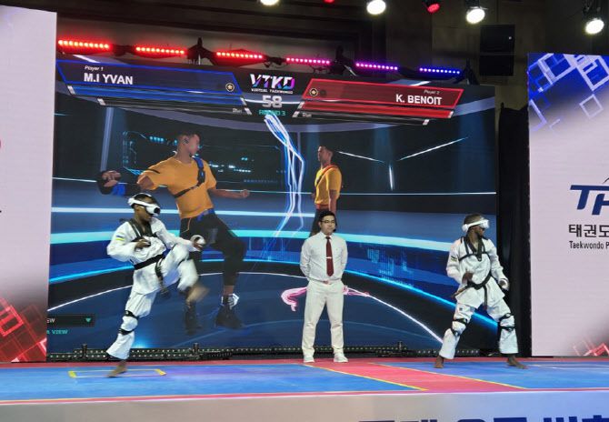 2024 국제 오픈 버추얼 태권도 대회에 참가한 두 선수가 경기를 펼치고 있다. 사진=이석무 기자