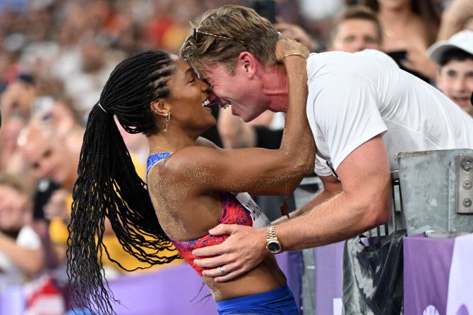 타라 데이비스-우드홀이 파리올림픽에서 금메달을 딴 뒤 남편 헌터 우드홀과 입을 맞추고 있다. 사진=AFPBB NEWS