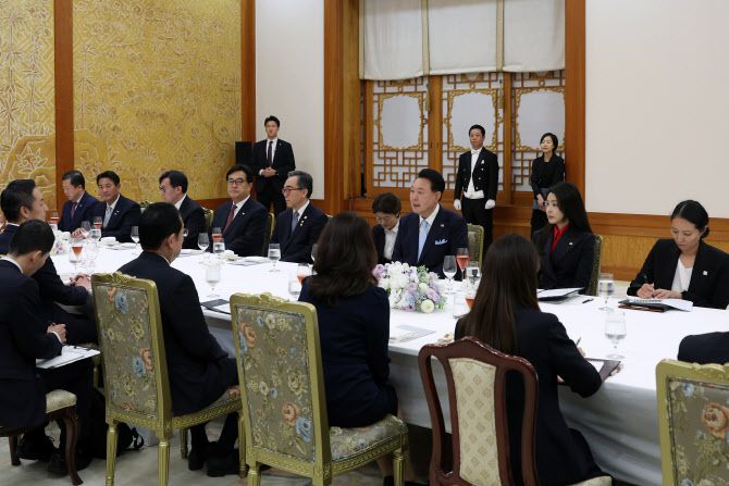 윤석열 대통령과 김건희 여사가 6일 청와대 본관에서 열린 기시다 후미오 일본 총리, 부인 유코 여사와의 만찬에서 환담을 하고 있다.(사진= 대통령실, 뉴스1)
