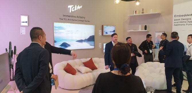 중국 TV업체 TCL이 디자인을 극대화한 TV 제품. (사진=김응열 기자)