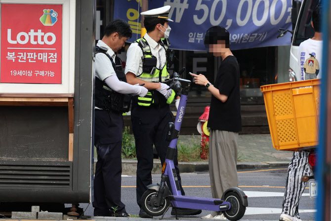 지난 5일 오후 서울 성동구 성수역 일대에서 경찰들이 사고 예방과 시민 안전확보를 위한 전동킥보드 등 PM 관련 현장 단속을 하고 있다. (사진=뉴시스)