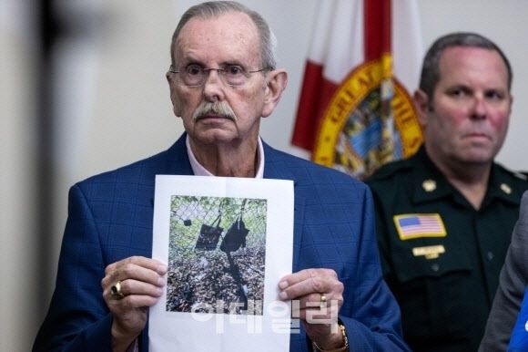 미국 플로리다주 웨스트팜비치 보안 당국이 15일(현지시각) 도널드 트럼프 전 대통령 암살 시도에 사용된 AK 소총과 가방을 공개하고 있다. EPA 연합뉴스