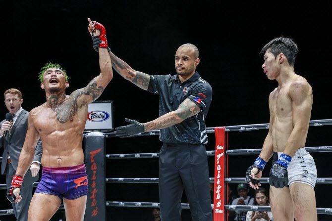 Y2K(왼쪽)가 김종필을 상대로 승리했다. 사진=링 챔피언십, 박종혁 기자