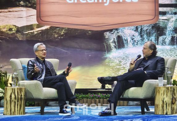 17일(현지 시간) 미국 샌프란시스코에서 개최한 글로벌 최대 IT 연례 행사 ‘드림포스(Dreamforce) 2024’에서 마크 베니오프 세일즈포스 창업자 겸 CEO가 젠슨 황 엔디비아 CEO와 AI를 주제로 대담을 나누고 있다.(사진=김범준 기자)