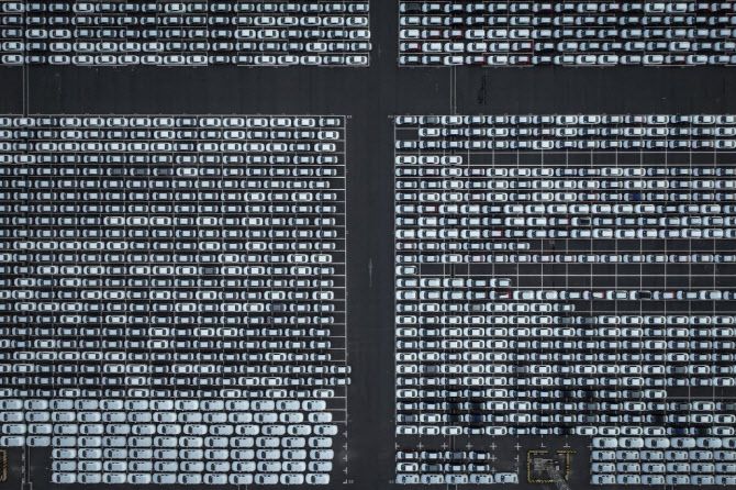 지난달 22일 중국 장쑤성 타이창의 항구에 수출을 앞둔 중국 전기차들이 대기 중이다. (사진=AFP)