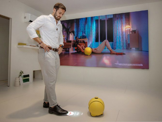 IFA 2024에서 삼성전자 모델이 AI 반려로봇 ‘볼리’를 시연하고 있다. (사진=삼성전자)