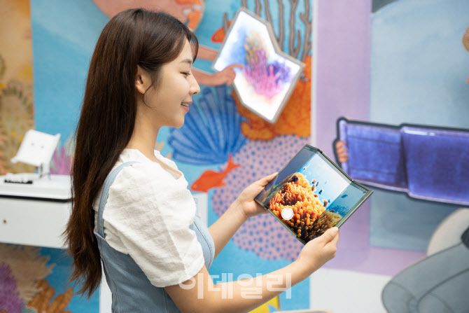 K-디스플레이 2024 삼성디스플레이 부스에 전시된 플렉스 S를 모델이 체험하는 모습.(사진=삼성디스플레이)