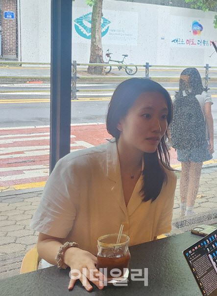 수박양 작가가 9월 초 망원동의 카페 페트롤 플레이스에서 인터뷰를 하고 있다.