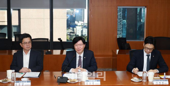 김소영 금융위원회 부위원장이 24일 오전 서울 중구 한국금융연구원에서 개최한 금융시장 현안 점검·소통회의에서 관계기관, 시장 전문가들과 함께 글로벌 통화정책 전환 이후 경제·금융시장 상황과 향후 정책방향에 대해 논의했다.(사진=금융위원회)