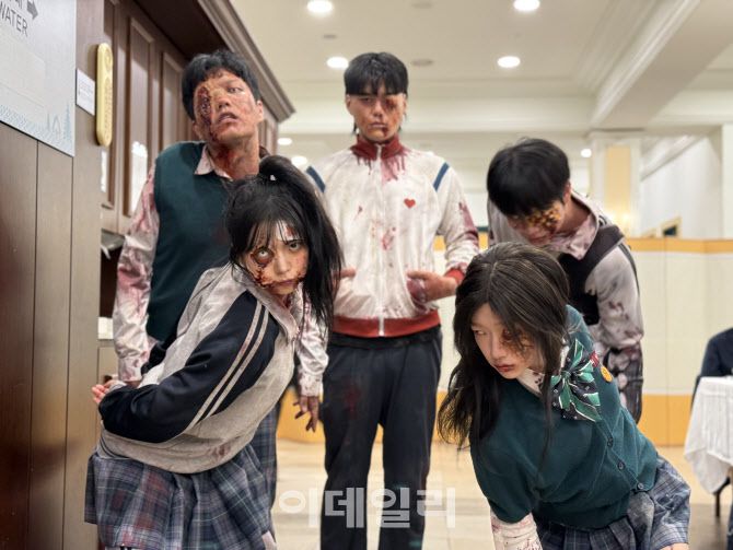 ‘지금 우리 학교는’ 좀비 분장을 한 연기자들