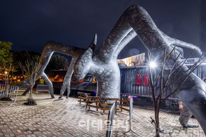 ‘기묘한 이야기’ 테마존의 마인드 플레이어 조형물 (사진=에버랜드)