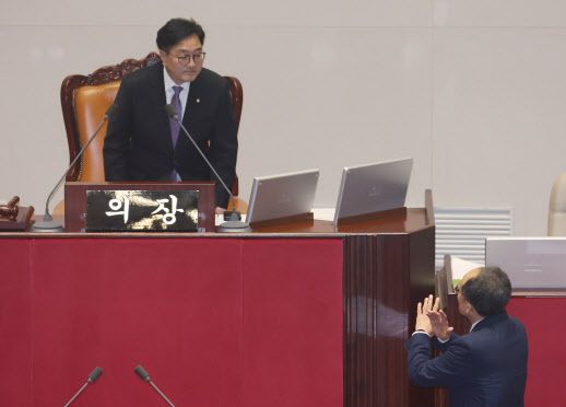 국민의힘 추경호 원내대표가 26일 국회에서 열린 본회의에서 한석훈 국가인권위원회 위원 선출안이 부결된 것에 대해 우원식 국회의장에게 항의하고 있다. (사진 = 연합뉴스)