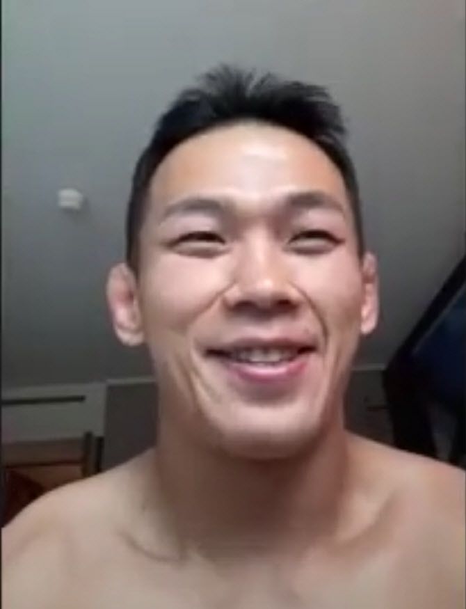 이데일리와 온라인 화상인터뷰에서 환하게 웃는 UFC 파이터 정다운. 사진=화상인터뷰 캡처