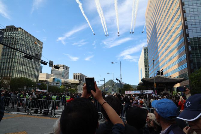 건군 제76주년 국군의 날 시가행진이 열린 1일 서울 시내 상공 위로 블랙이글스가 축하 비행을 펼치고 있다. (사진=연합뉴스)