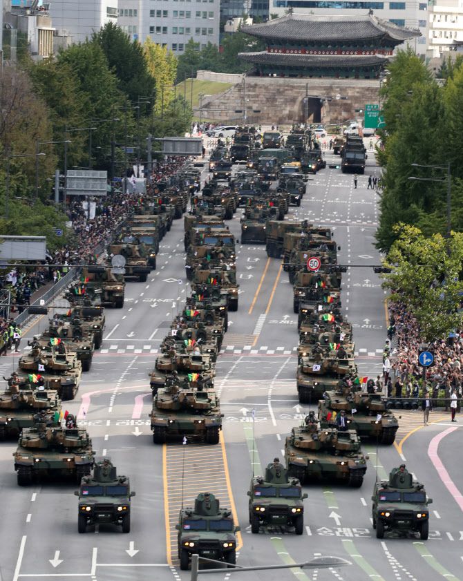 건군 제76주년 국군의 날인 1일 오후 서울 세종대로 일대에서 열린 시가행진에서 지상 전력이 기동하고 있다. (사진=방인권 기자)