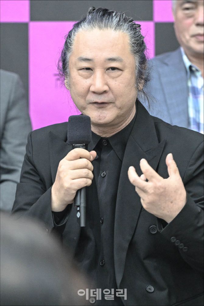 기타리스트 김도균이 30일 서울 종로구 세종문화회관에서 열린 ‘2024 대한민국 국악관현악축제’ 제작발표회에서 소감을 말하고 있다. 김도균은 오는 10월 18일 국립국악원 창작악단과 협연한다. (사진=세종문화회관)